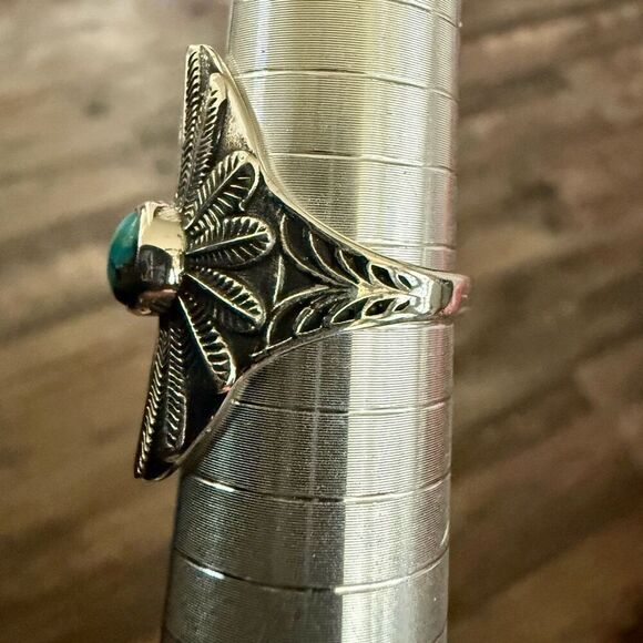 Stunning Southwestern Turquoise Shield Motif Ring Sterling Silver Leaf Framed - Picture 2 of 5